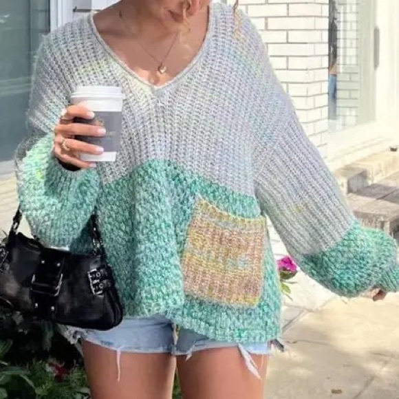 Kimchi Blue Sweaters - Kimchi Blue V-Neck Sweater in Green and Cream